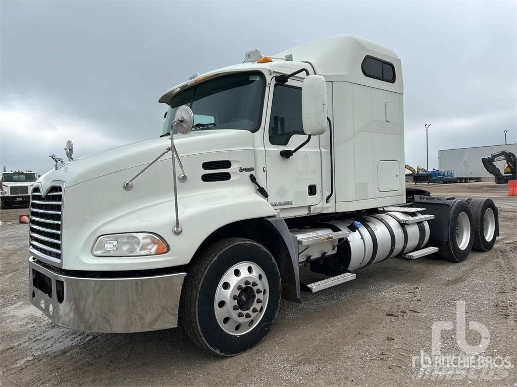 Mack CXU613 牵引车