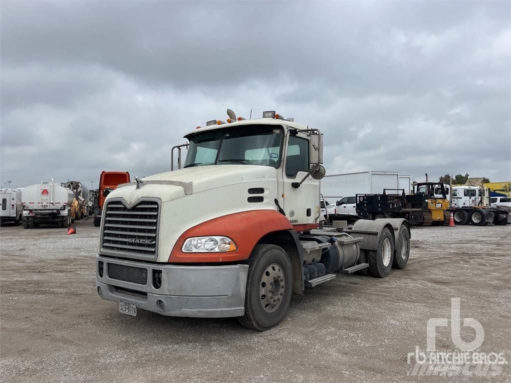 Mack CXU613 牵引车