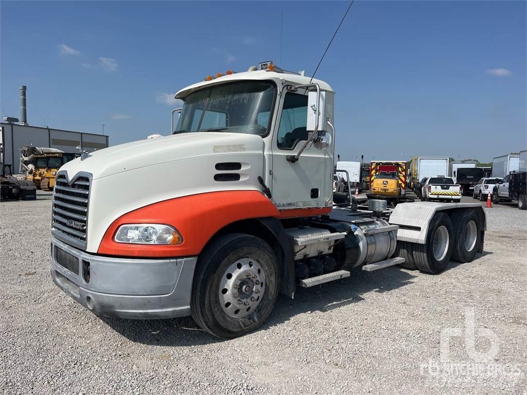 Mack CXU613 牵引车