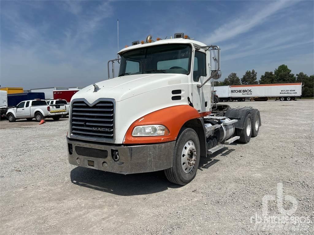 Mack CXU613 牵引车