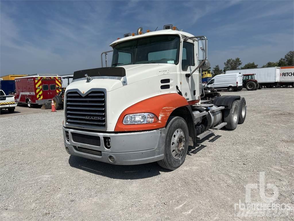 Mack CXU613 牵引车