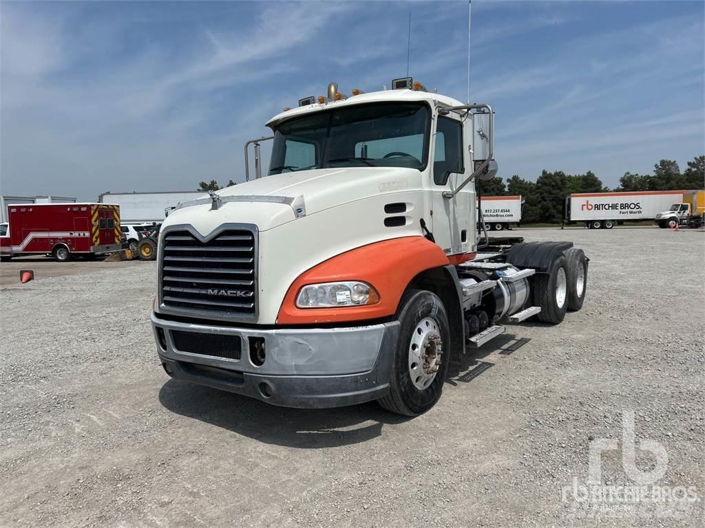 Mack CXU613 牵引车