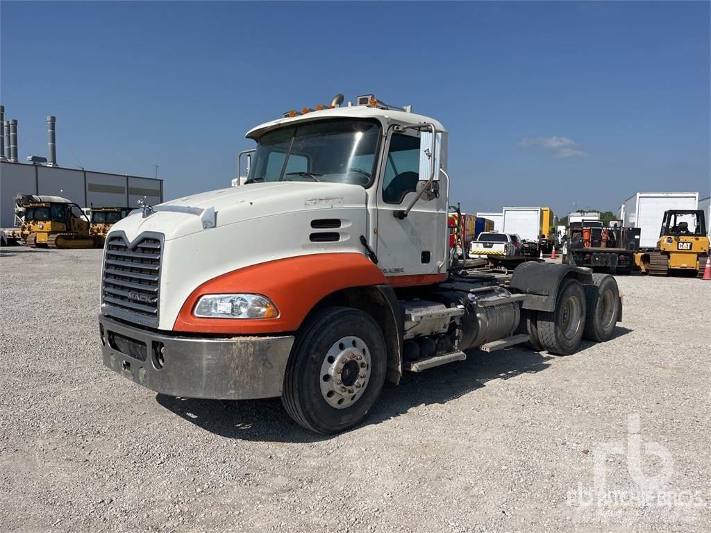 Mack CXU613 牵引车
