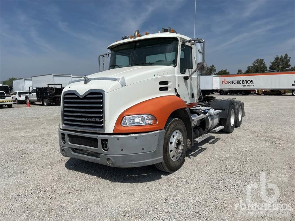 Mack CXU613 牵引车