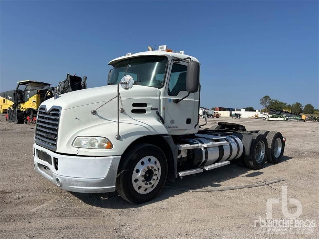 Mack CXU613 牵引车