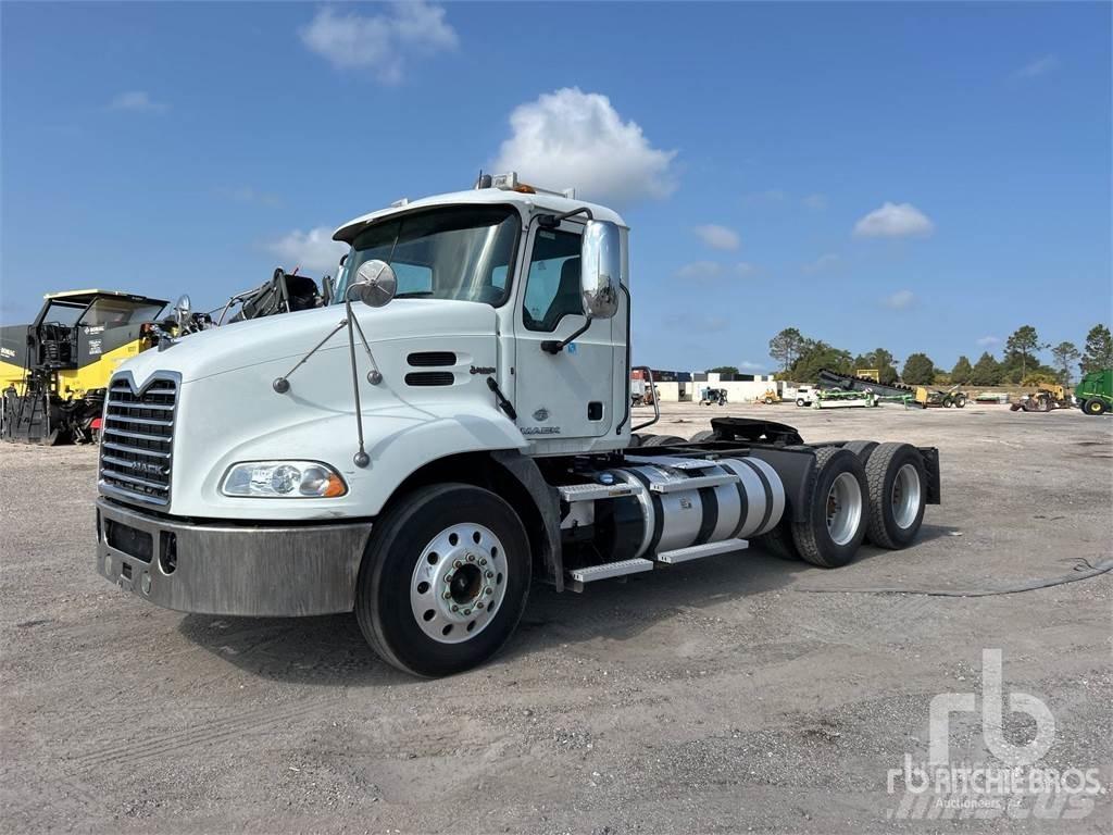 Mack CXU613 牵引车