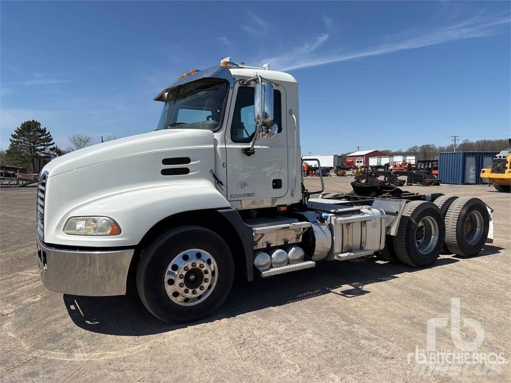Mack CXU613 牵引车