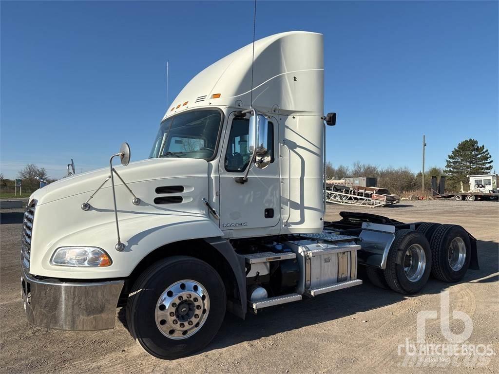 Mack CXU613 牵引车