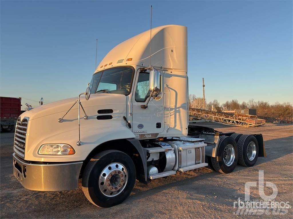 Mack CXU613 牵引车