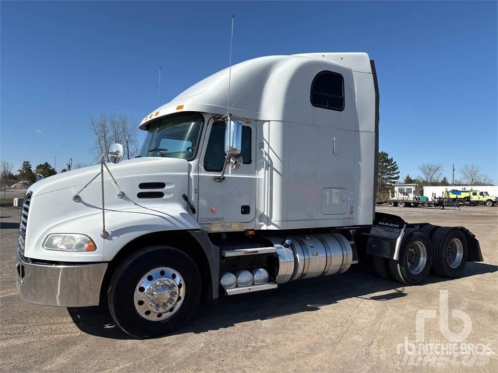 Mack CXU613 牵引车
