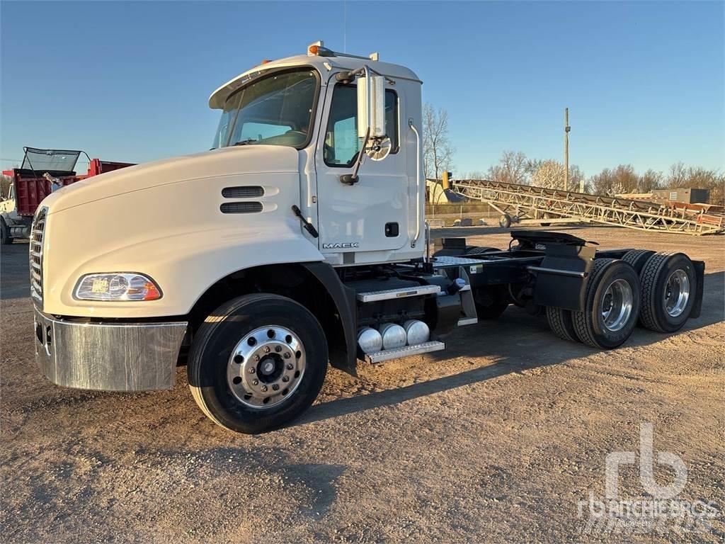 Mack CXU613 牵引车