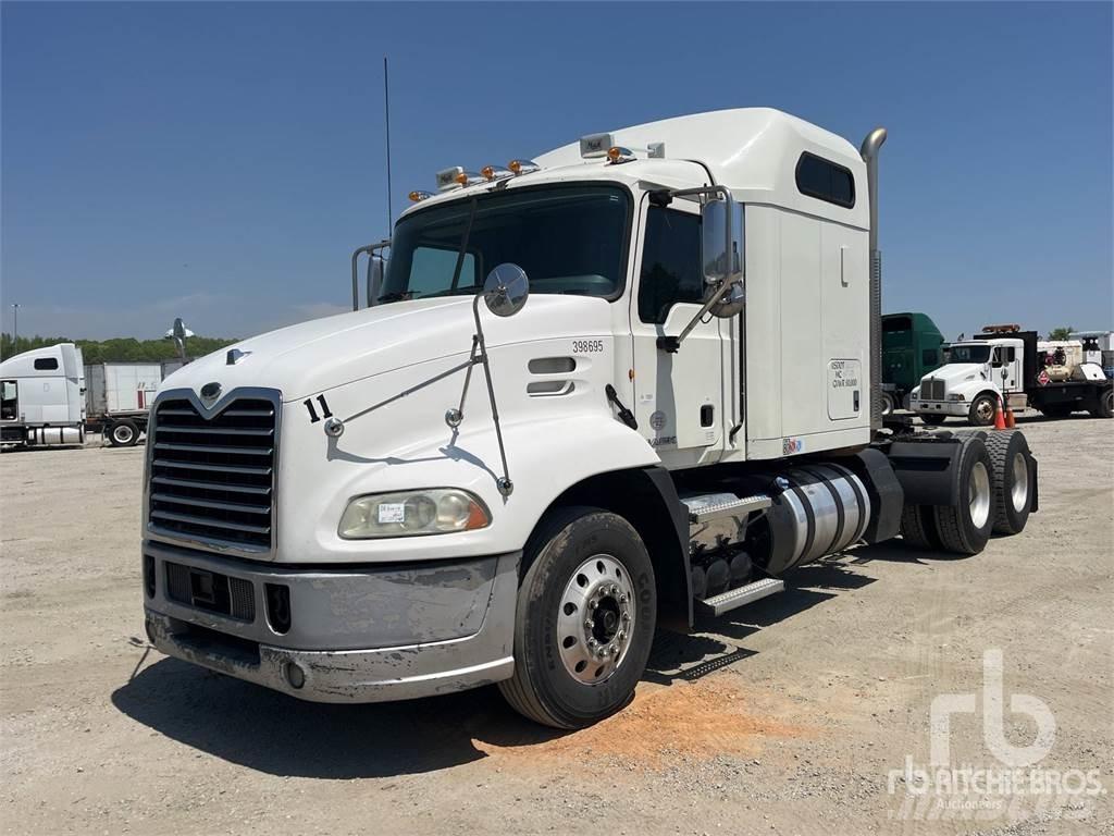 Mack CXU613 牵引车