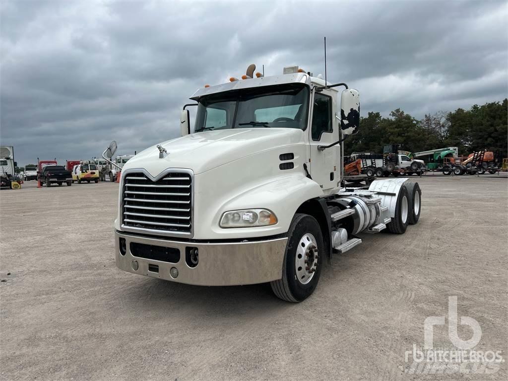 Mack CXU613 牵引车