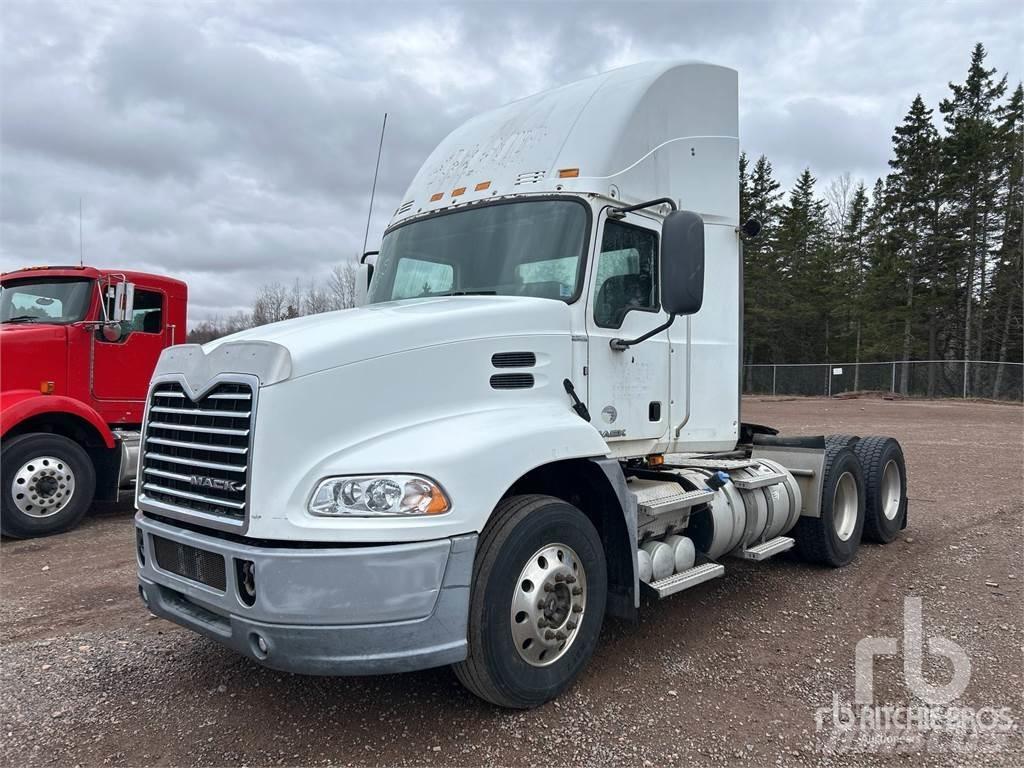 Mack CXU613 牵引车