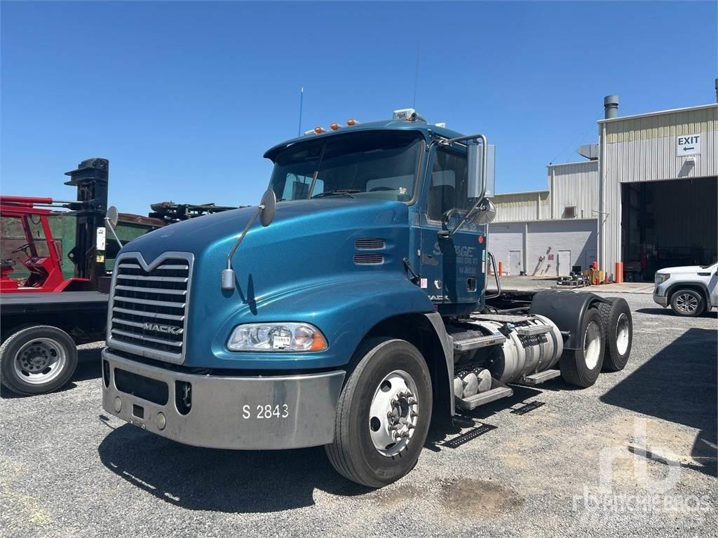 Mack CXU613 牵引车