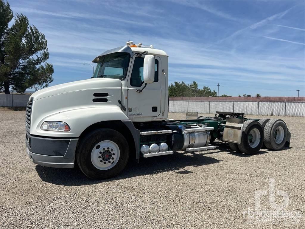 Mack CXU613 牵引车