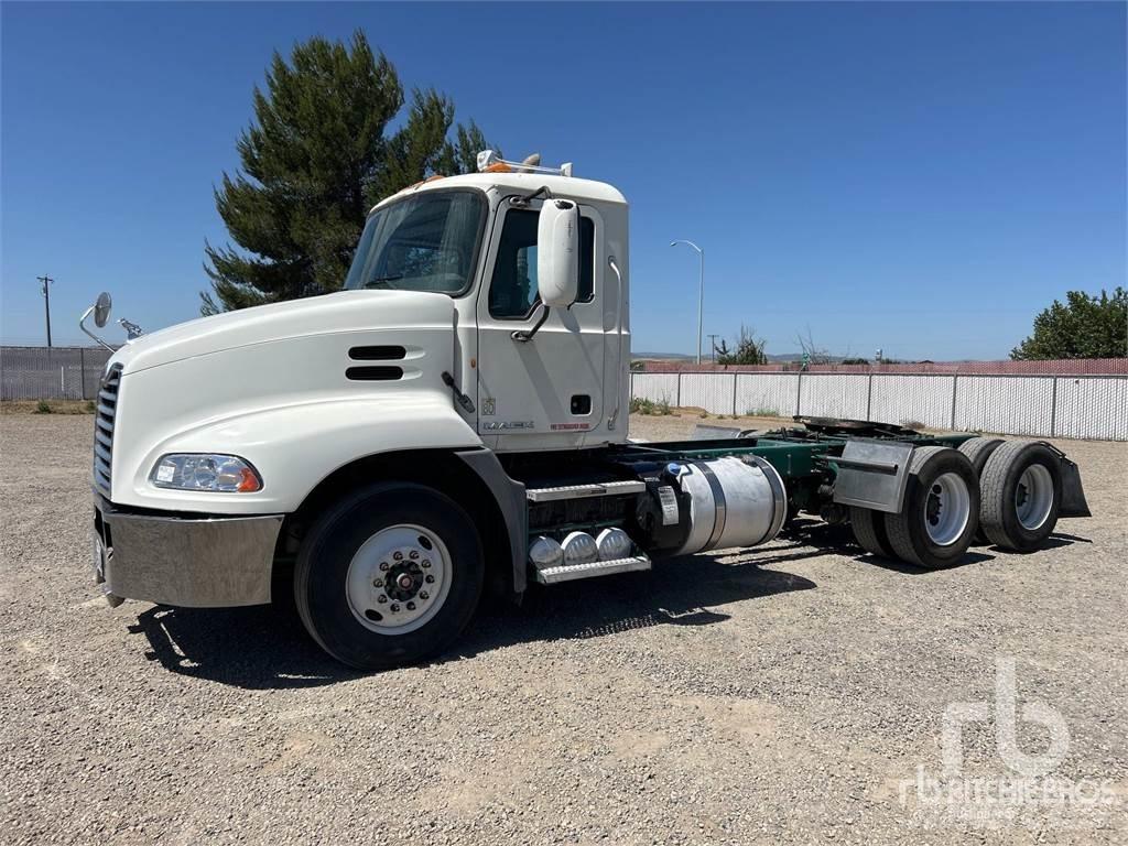 Mack CXU613 牵引车