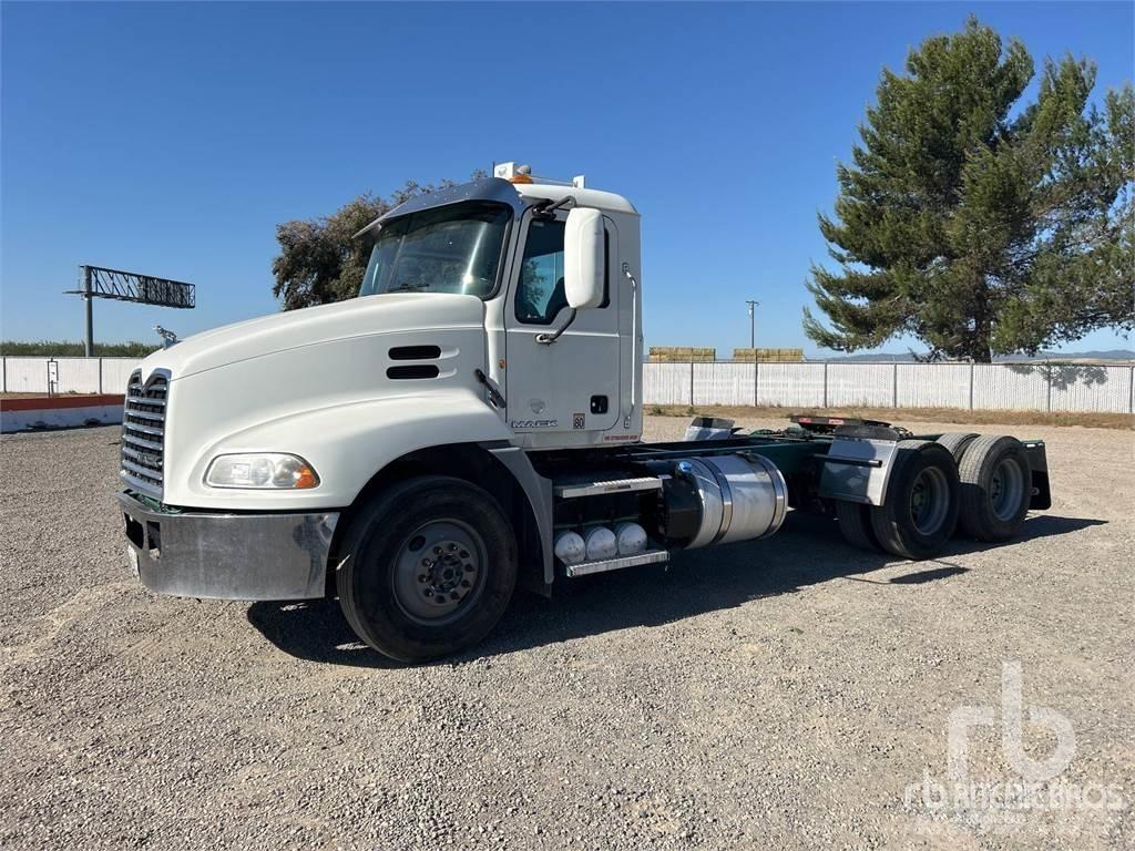Mack CXU613 牵引车
