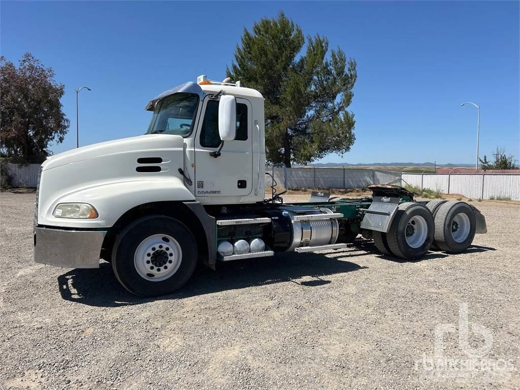 Mack CXU613 牵引车