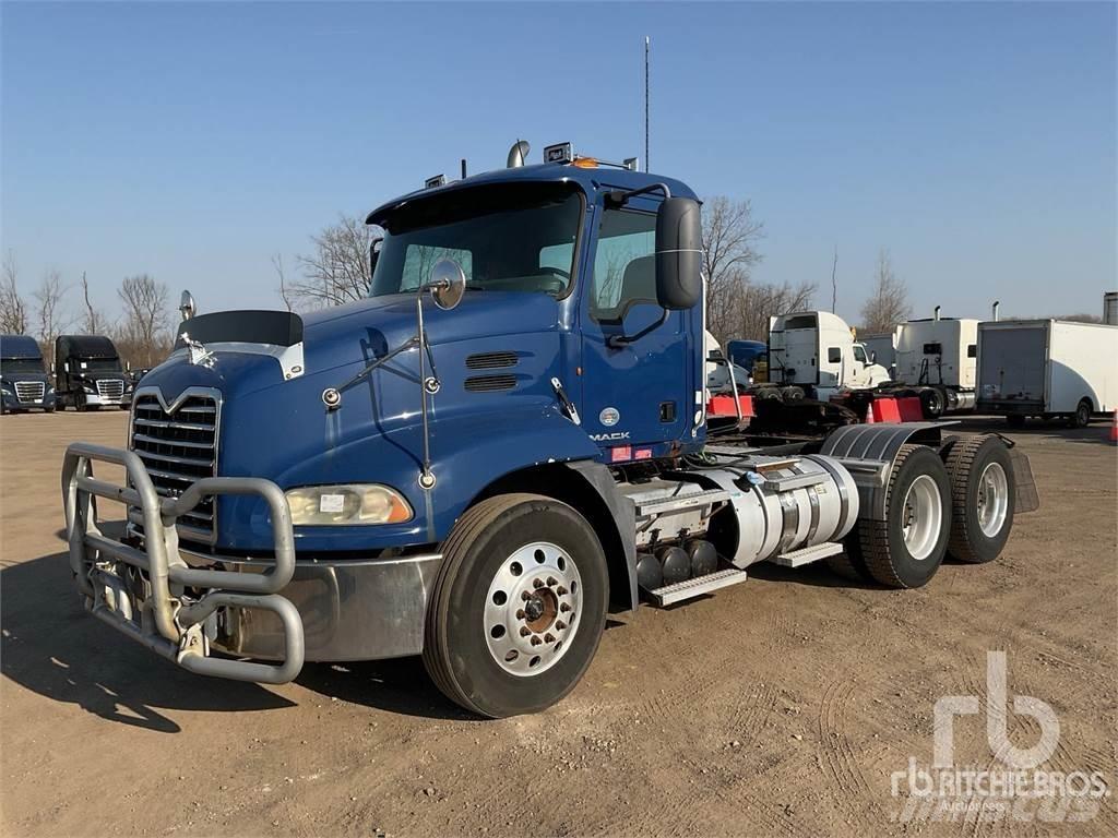 Mack CXU613 牵引车