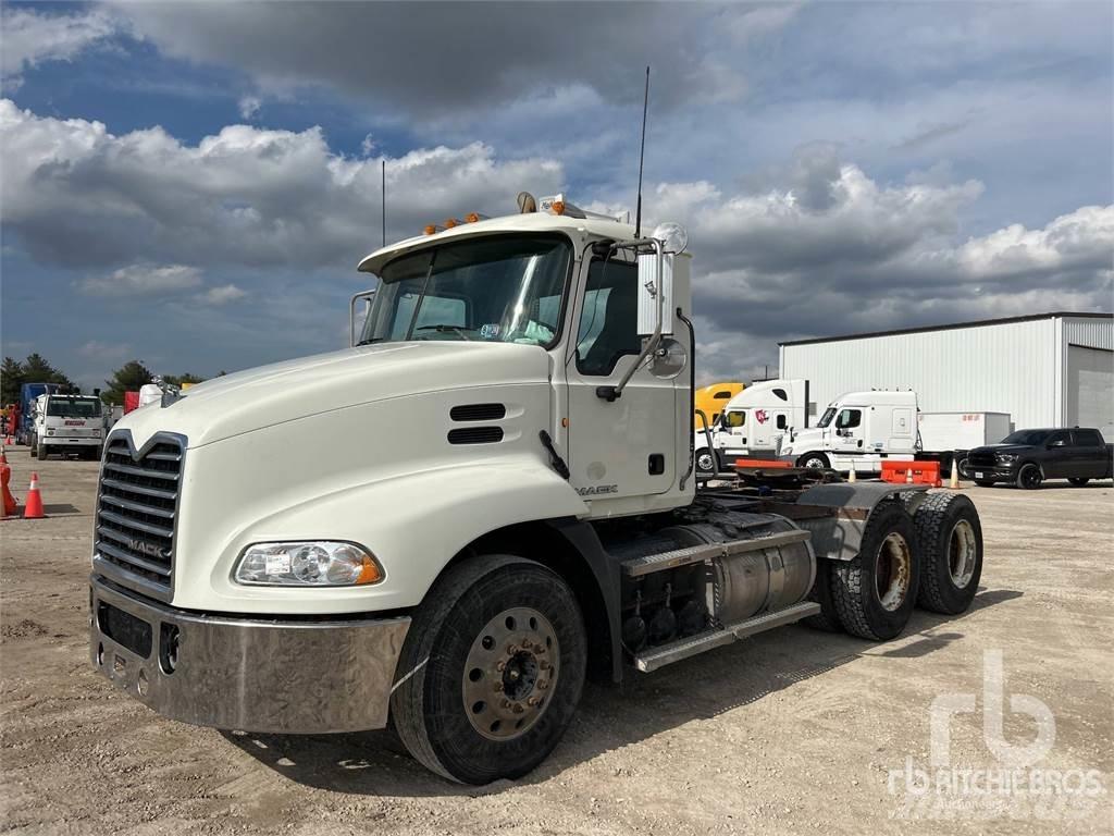 Mack CXU613 牵引车