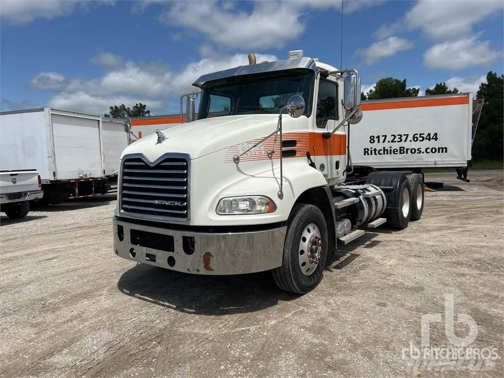 Mack CXU613 牵引车