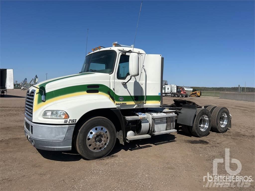 Mack CXU613 牵引车
