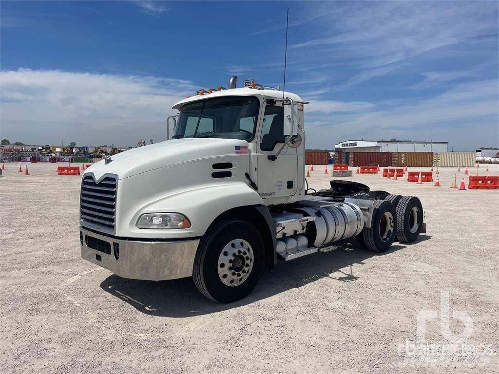 Mack CXU613 牵引车