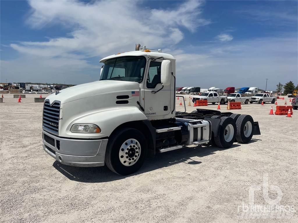 Mack CXU613 牵引车