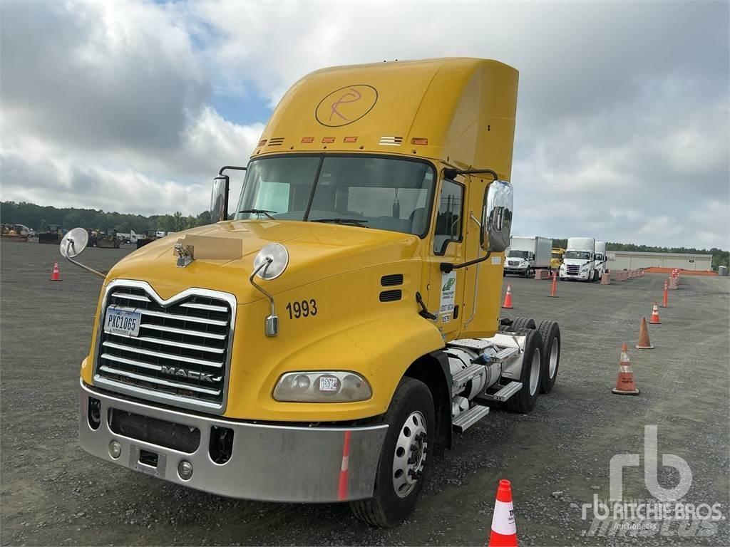 Mack CXU613 牵引车