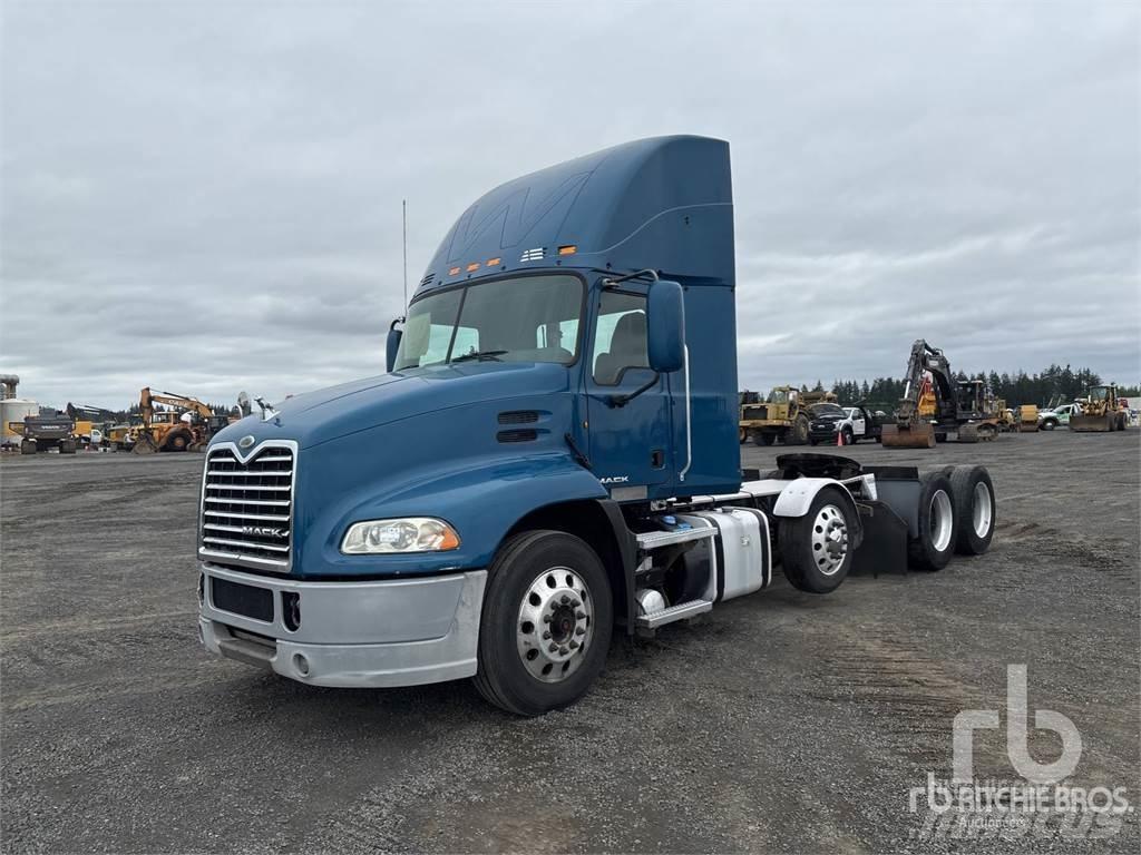 Mack CXU613 牵引车