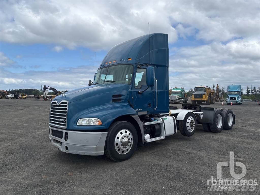 Mack CXU613 牵引车