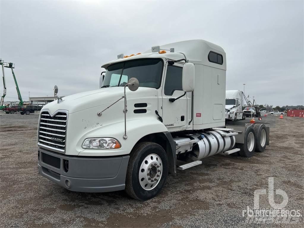 Mack CXU613 牵引车