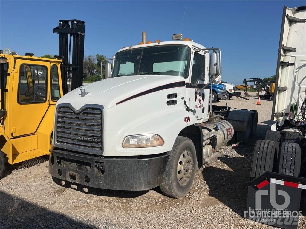 Mack CXU613 牵引车