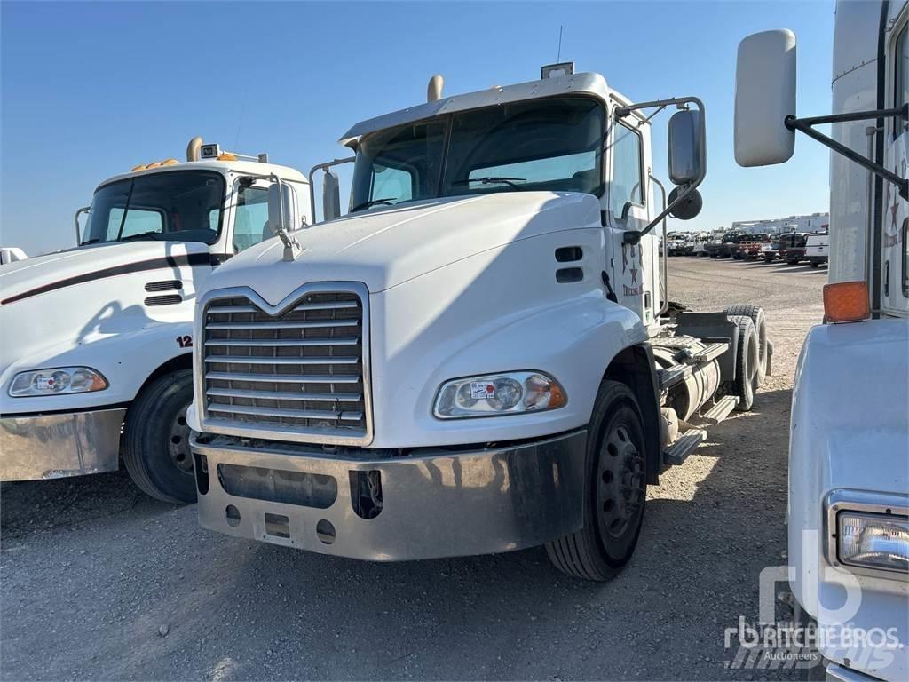 Mack CXU613 牵引车