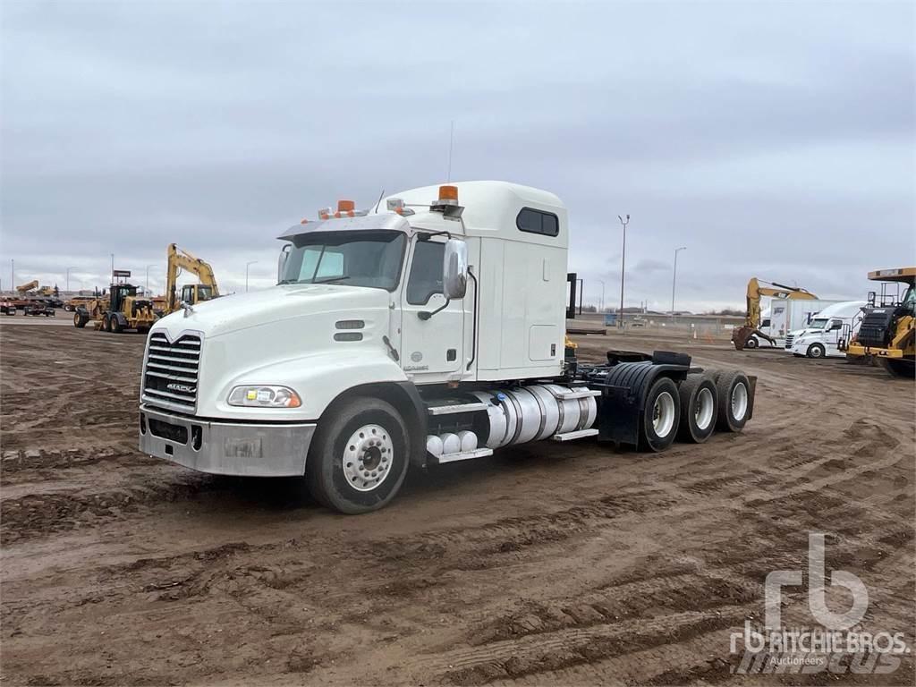 Mack CXU614 牵引车