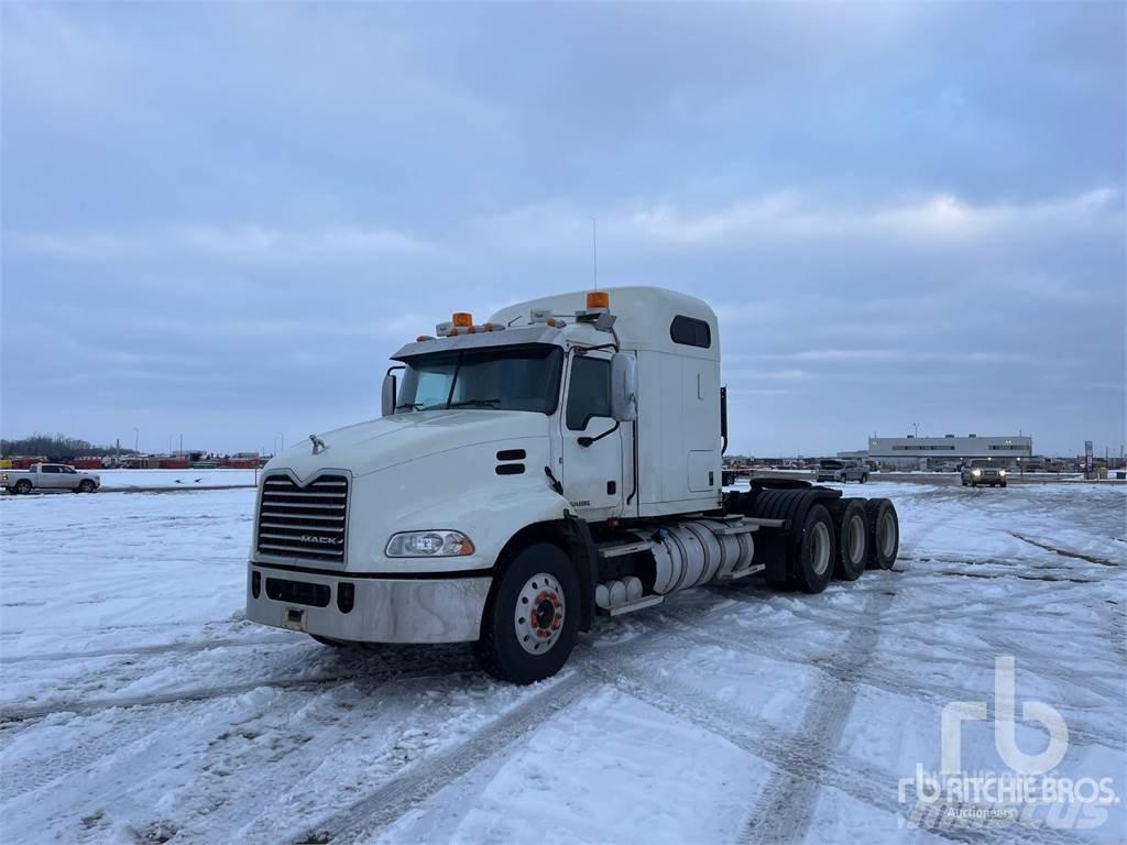 Mack CXU614 牵引车