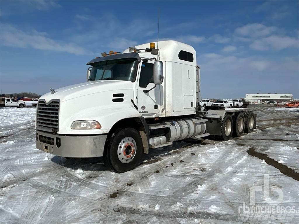 Mack CXU614 牵引车