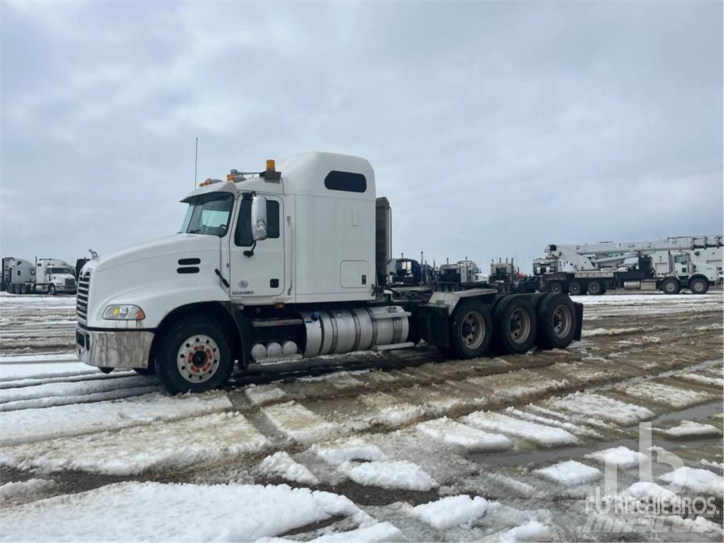Mack CXU614 牵引车