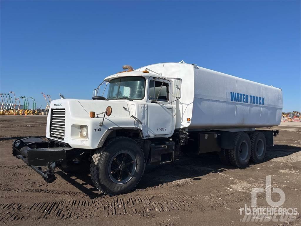 Mack DM 水罐车