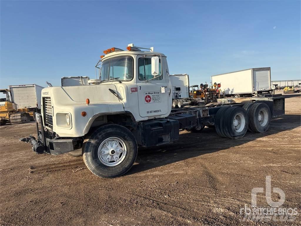 Mack DM690S 平板车