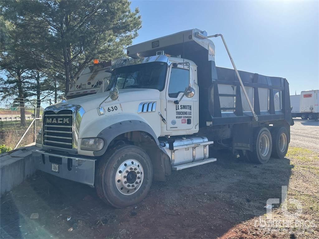 Mack GR64F 自卸式货车