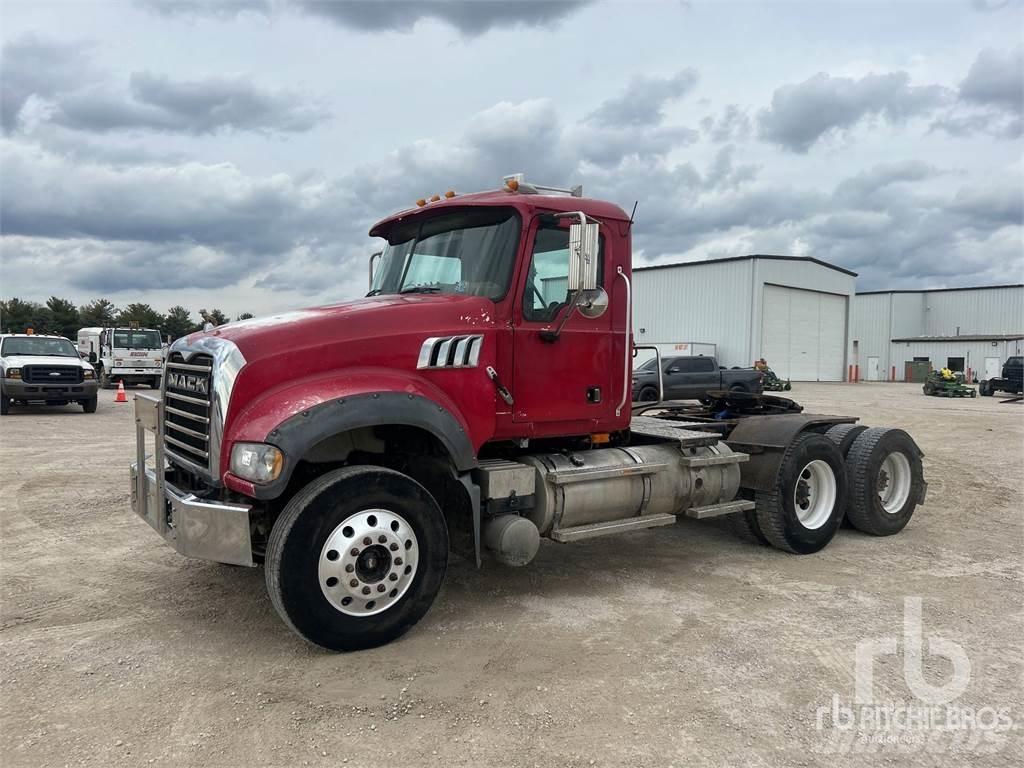 Mack GU713 牵引车