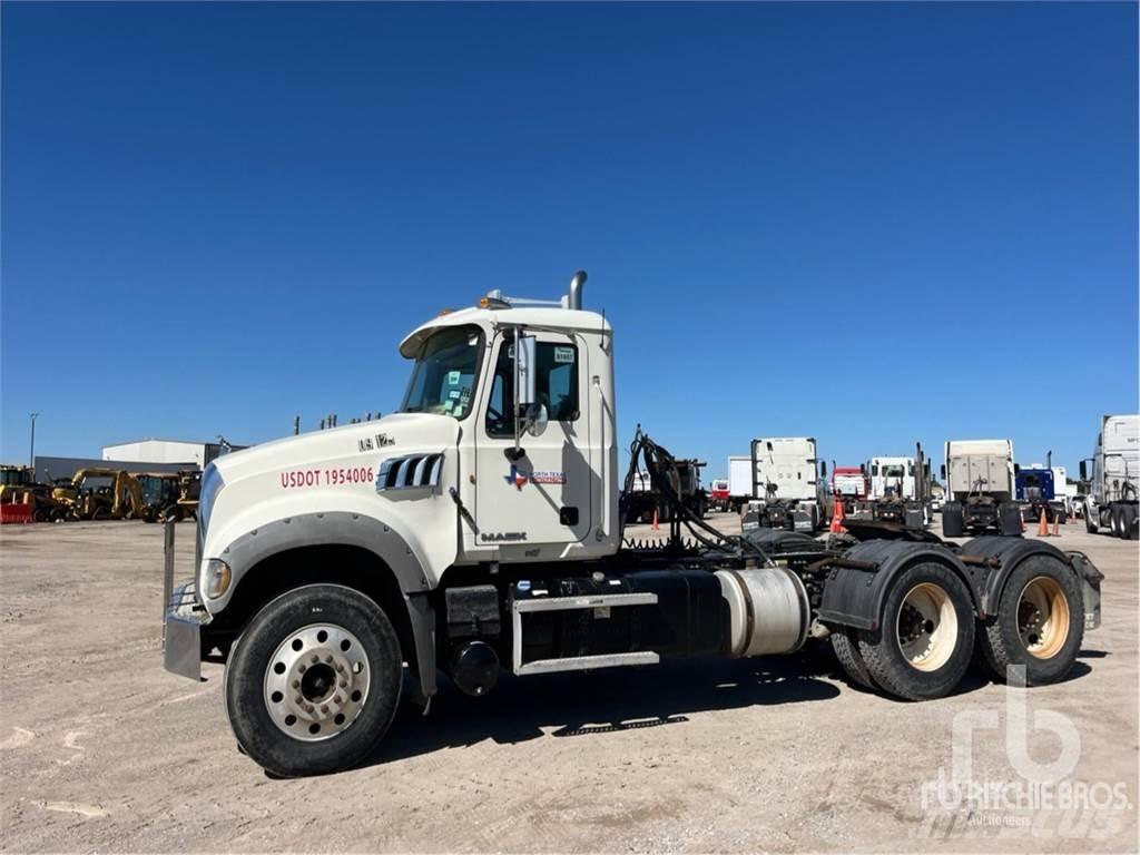Mack GU713 牵引车