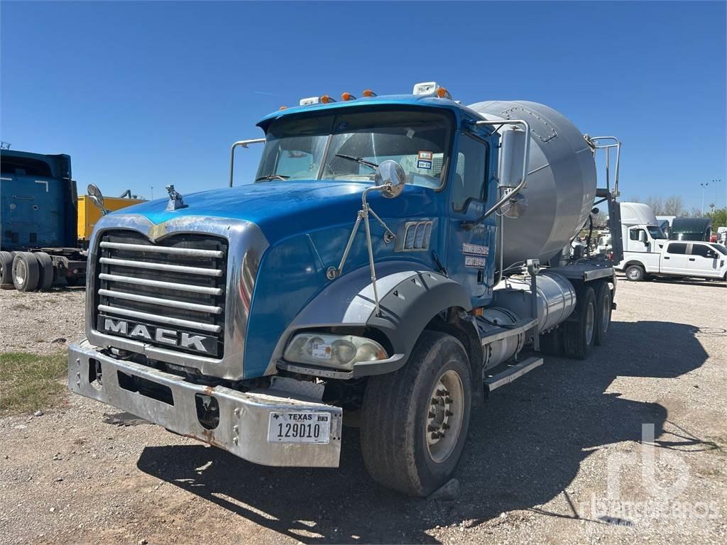 Mack GU813 混凝土搅拌车