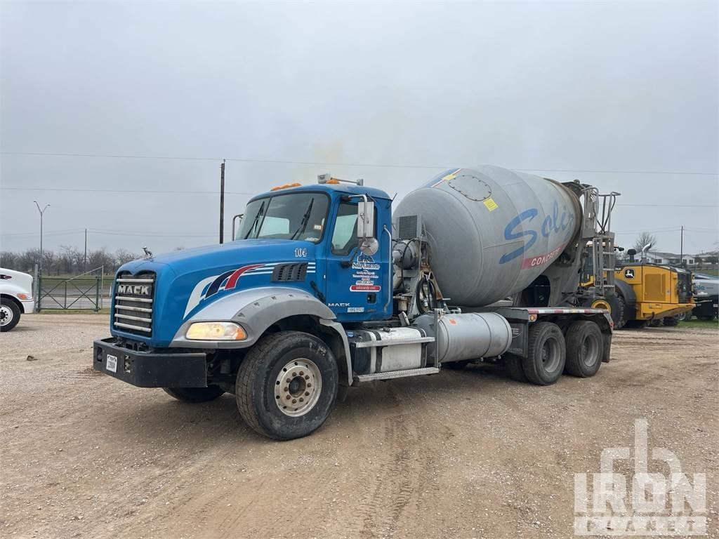 Mack GU813 混凝土搅拌车