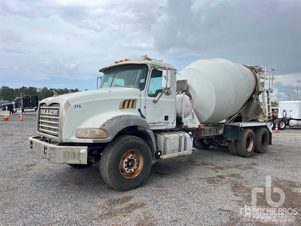 Mack GU813 混凝土搅拌车
