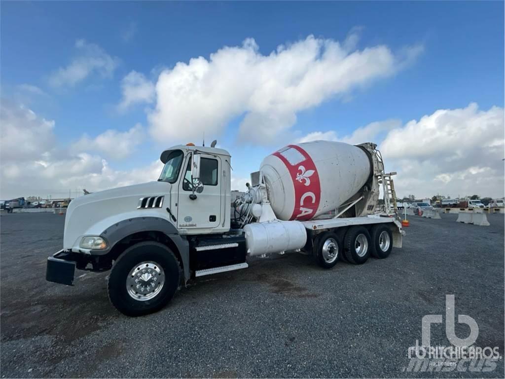 Mack GU813 混凝土搅拌车