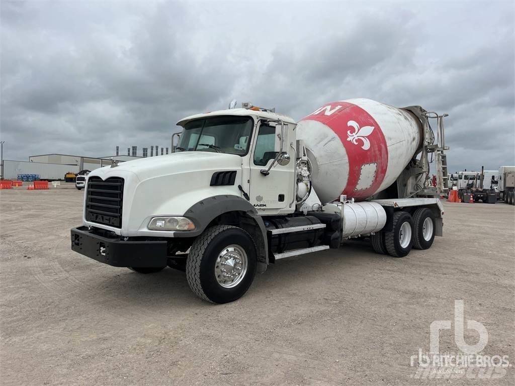 Mack GU813 混凝土搅拌车