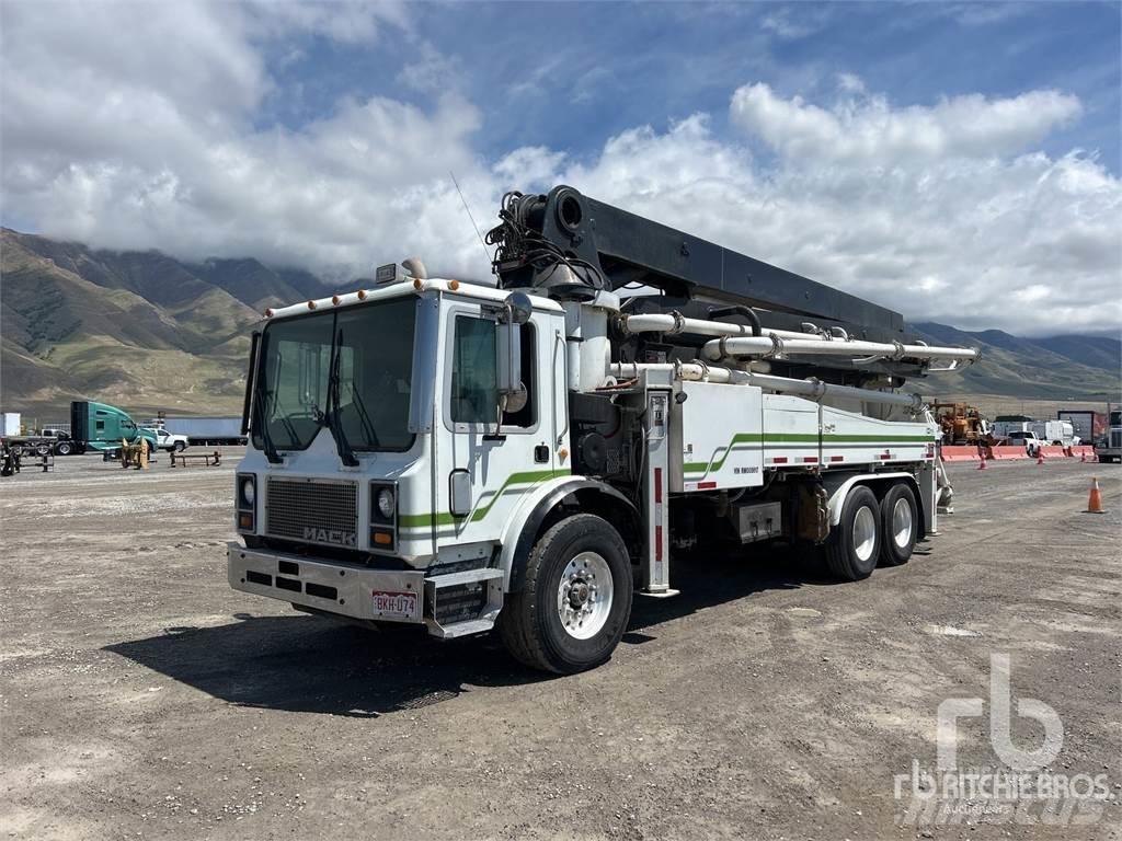 Mack MR688S 混凝土搅拌车